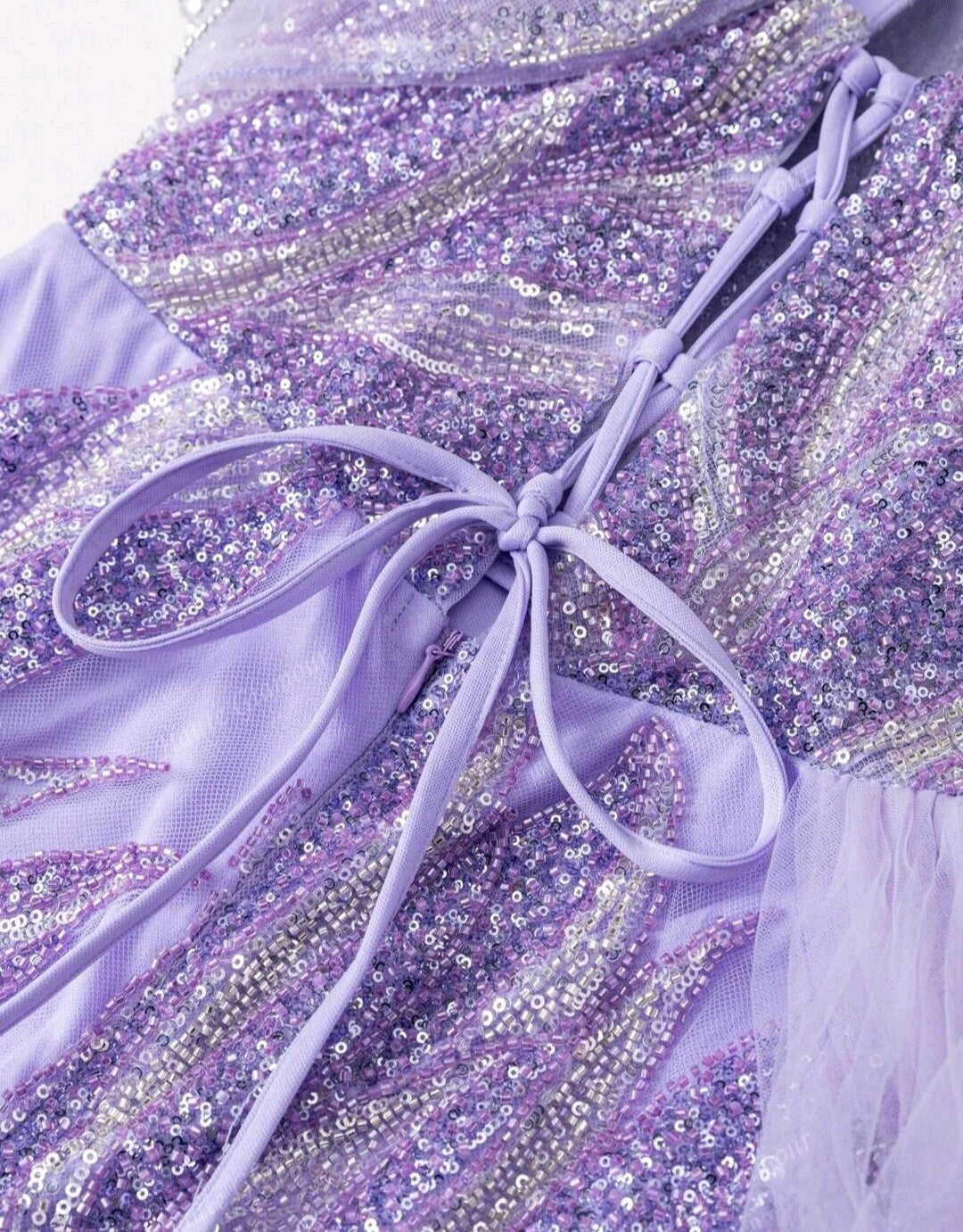 Robe de soirée brodée de feuilles couleur parme