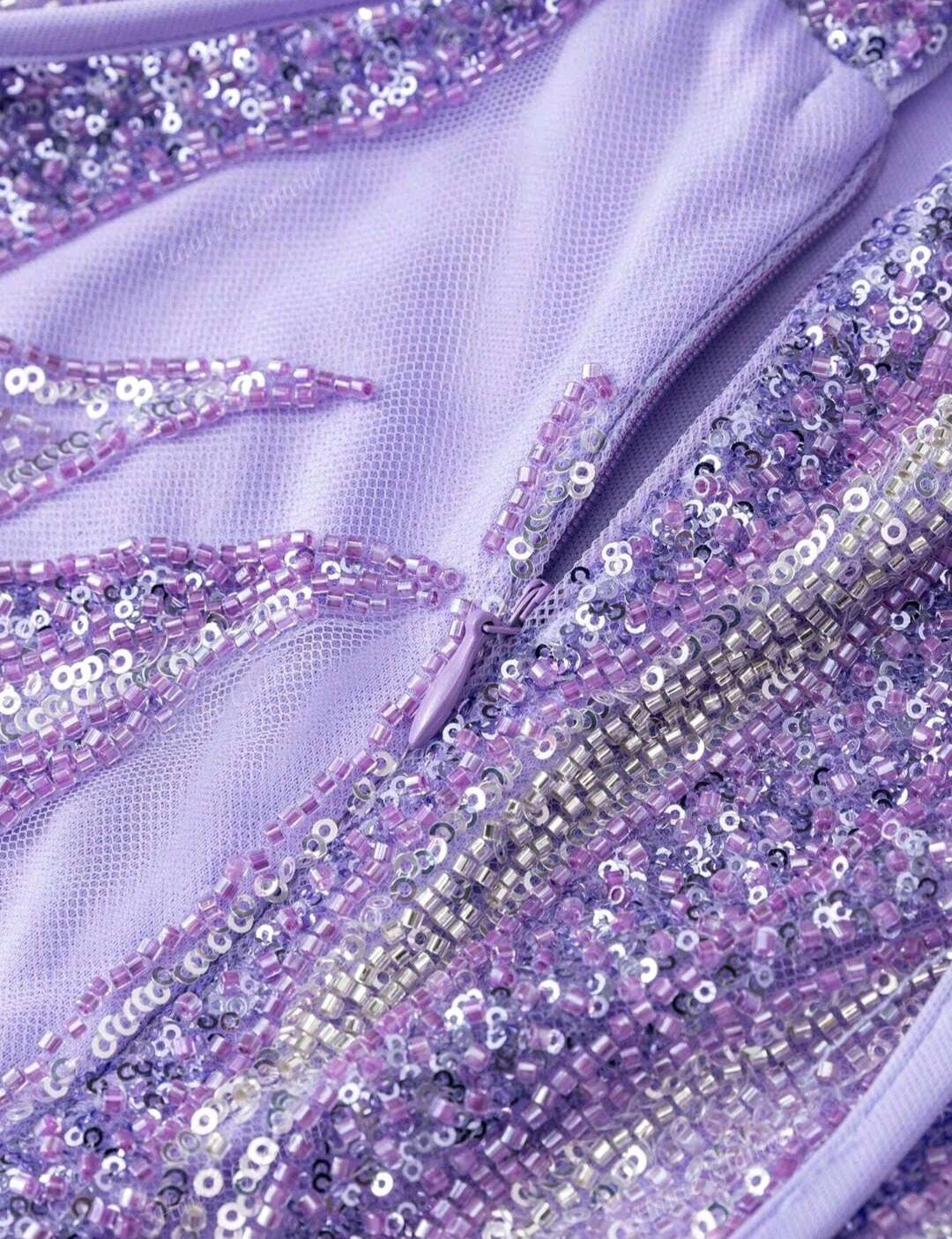 Robe de soirée brodée de feuilles couleur parme