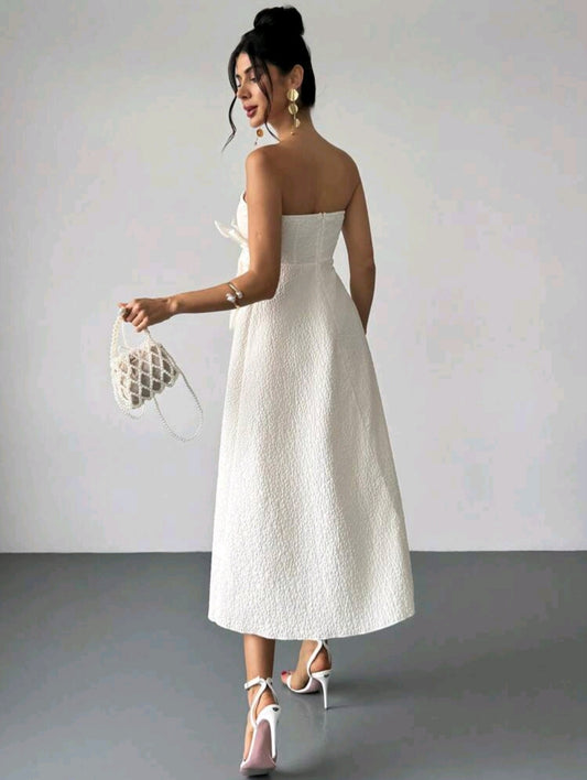 Robe de cocktail blanche avec applique fleur