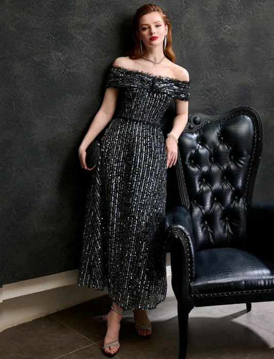Robe de cocktail noire brodée de sequins